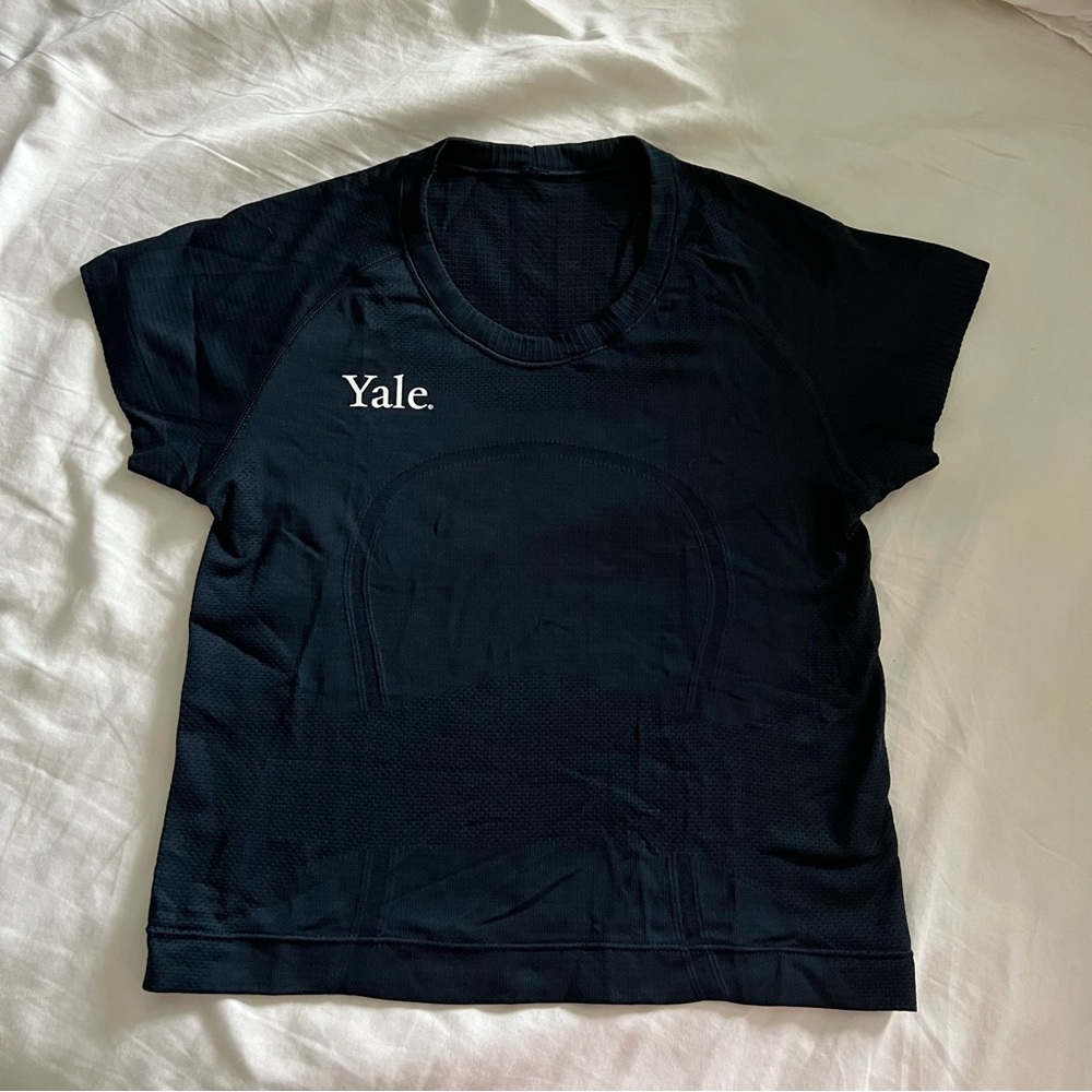 EUC Yale x lululemon Swiftly Tech Tee Crop Navy Size 6
